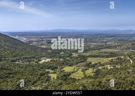 Landschaft mit einem Tal von einem Hügel in der Gegend von Roses, Spanien, Europa Stockfoto