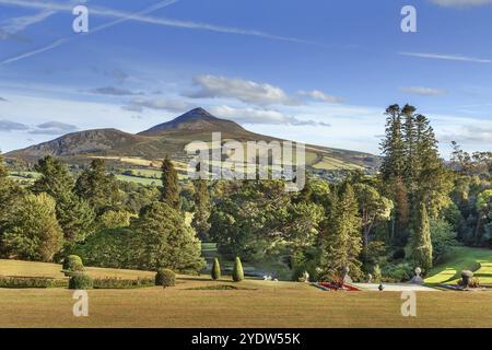 Blick auf Old Long Hill in den Wicklow Mountains vom Powerscourt Park, Irland, Europa Stockfoto