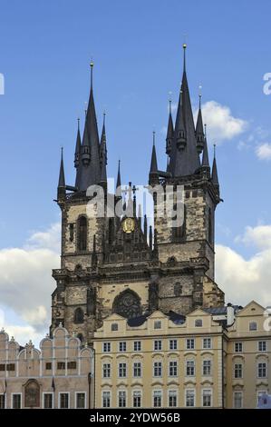 Die Kirche unserer Lieben Frau vor Tyn ist ein dominierendes Merkmal der Prager Altstadt und ist seit dem 14. jh. die Hauptkirche dieses Teils der Stadt Stockfoto