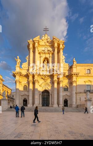 Piazza Duomo, Metropolitan Kathedrale der Geburt der Heiligen Jungfrau Maria, Ortigia, UNESCO, Syrakus, Sizilien Stockfoto