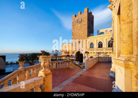 Uhrenturm und Mitteltor, Taormina, Messina, Sizilien, Italien, Mittelmeerraum, Europa Stockfoto