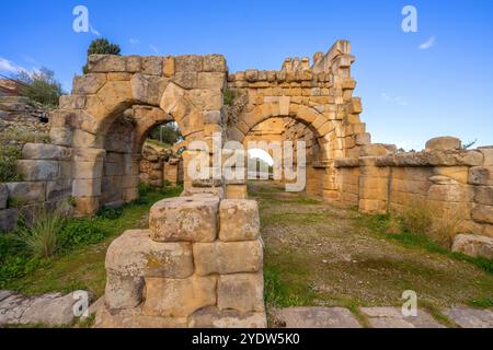 Bogentor der alten griechisch-römischen Stadt Tindari, archäologisches Gebiet von Tindari, Tindari, Patti, Messina, Sizilien, Italien, Mittelmeer, Europa Stockfoto