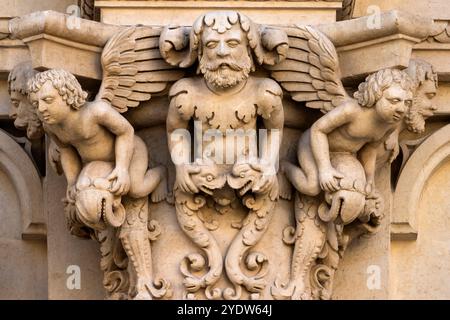 Detail der korinthischen Säulen und der Eingangshalle, Barockfassade, Kirche Santa Croce, Lecce, Salento, Apulien, Italien, Europa Stockfoto