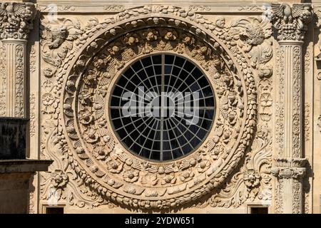 Rosenfenster romanischer Inspiration, Detail der barocken Fassade, Kirche Santa Croce, Lecce, Salento, Apulien, Italien, Europa Stockfoto