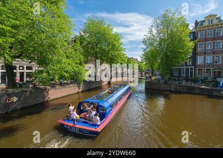 Touristenboot auf dem Brouwersgracht Kanal, Amsterdam, Niederlande, Europa Stockfoto