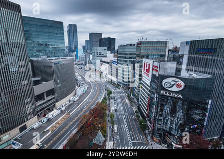 Luftaufnahme der großen Kreuzung in Ginza mit Blick auf die Straßen und Wolkenkratzer-Fassaden, Tokio, Honshu, Japan, Asien Stockfoto