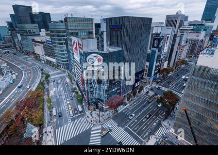 Luftaufnahme der großen Kreuzung in Ginza mit Blick auf die Straßen und Wolkenkratzer-Fassaden, Tokio, Honshu, Japan, Asien Stockfoto