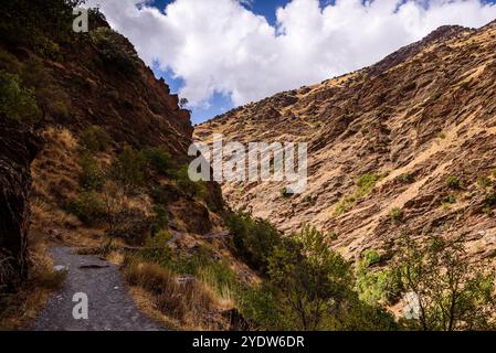 Wanderweg entlang des zerklüfteten, trockenen Bergtals der Sierra Nevada, Andalusien, Spanien, Europa Stockfoto