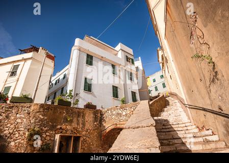Gibraltar Castle Treppen, schöne Wohngegend auf dem Hügel der engen Gassen, Gibraltar, Europa Stockfoto