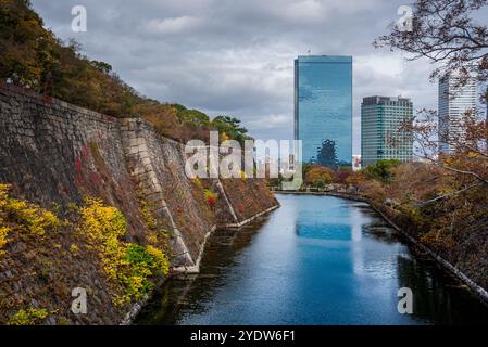 Blick entlang des inneren Burggrabens von Osaka mit herbstlichen Bäumen und Kristallturm und CBD im Hintergrund, Osaka, Honshu, Japan, Asien Stockfoto