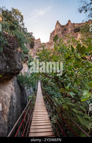 Fußgängerbrücke durch die Schlucht von Los Cahorros Monachil, Monachil, Sierra Nevada, Granada, Andalusien, Spanien, Europa Stockfoto