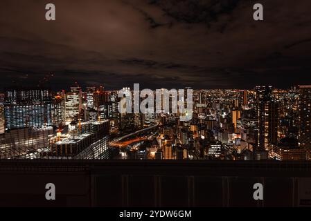 Blick vom Umeda Sky Building auf die Skyline der Stadt bei Nacht, Osaka, Honshu, Japan, Asien Stockfoto