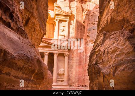 Al-Khasneh (die Schatzkammer) vom Siq aus gesehen, der historischen und archäologischen nabatäischen Stadt Petra, UNESCO-Weltkulturerbe, Jordanien, Naher Osten Stockfoto