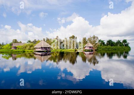 Nachbildung eines einheimischen Dorfes in Treasure Lagoon, Guama, Zapata Sumpfgebiete, Provinz Matanzas, Kuba, Westindien, Karibik, Mittelamerika Stockfoto