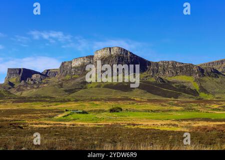 Der Trotternish Ridge nördlich des Quiraing, ein wichtiges geologisches Merkmal der Lava, fließt über Jurassic Sedimente in Schottland Stockfoto