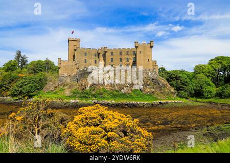 Dunvegan Castle, die älteste ununterbrochen bewohnte Burg Schottlands, seit 800 Jahren von der Familie Macleod, Dunvegan, Skye, Innere Hebriden, Schottland Stockfoto