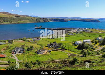 Blick nach Süden vom Aussichtspunkt Idrigal Bay zum Hafen von Uig und Fährhafen im äußersten Norden der Insel, Skye, Schottland Stockfoto