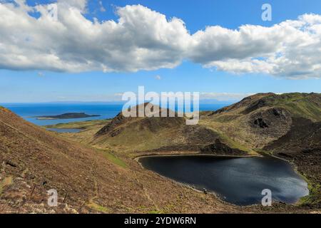 Blick in den Nordosten vom Quiraing Walk zum Loch HASCO und zu den Inseln in Staffin Bay, Quiraing, Skye, Schottland Stockfoto