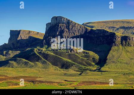 Der Trotternish Ridge nördlich des Quiraing, ein wichtiges geologisches Merkmal der Lava, fließt über Jurassic Sedimente in Schottland Stockfoto