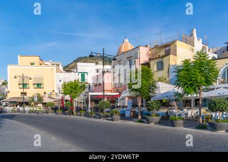 Blick auf Cafés und Bars auf der Via Marina, Forio, Insel Ischia, Kampanien, Italien, Europa Stockfoto