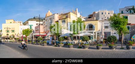 Blick auf Cafés und Bars auf der Via Marina, Forio, Insel Ischia, Kampanien, Italien, Europa Stockfoto