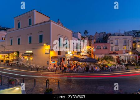 Blick auf Cafés und Bars an der Via Marina in der Abenddämmerung, Forio, Insel Ischia, Kampanien, Italien, Europa Stockfoto
