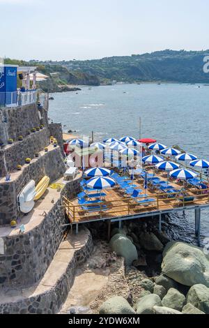 Blick auf Cafés, Restaurants und Küsten in Forio, Forio, Insel Ischia, Kampanien, Italien, Europa Stockfoto