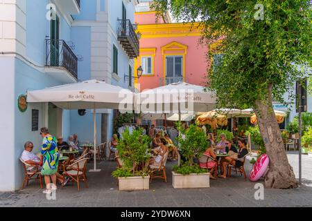 Blick auf Cafés auf der Piazza Giacomo Matteotti, Forio, Insel Ischia, Kampanien, Italien, Europa Stockfoto