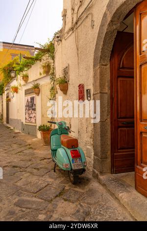 Blick auf den Roller in einer bunten Seitenstraße in Forio, Forio, Insel Ischia, Kampanien, Italien, Europa Stockfoto