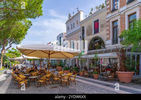 Blick auf Cafés und Restaurants auf der Piazza Marina in Casamicciola Terme, Insel Ischia, Kampanien, Italien, Europa Stockfoto