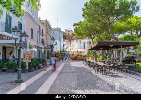 Blick auf Cafés und Restaurants auf der Piazza Marina in Casamicciola Terme, Insel Ischia, Kampanien, Italien, Europa Stockfoto