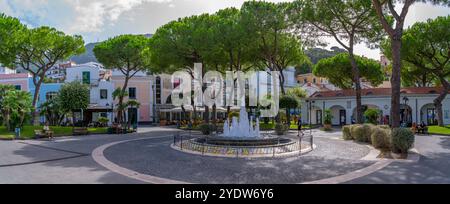 Blick auf Cafés und Restaurants auf der Piazza Marina in Casamicciola Terme, Insel Ischia, Kampanien, Italien, Europa Stockfoto