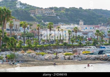 Panoramablick auf Lacco Ameno, Insel Ischia, Kampanien, Italien, Europa Stockfoto