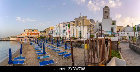 Blick auf Strand und Kirche in der Stadt Lacco Ameno bei Sonnenuntergang, Insel Ischia, Kampanien, Italien, Europa Stockfoto