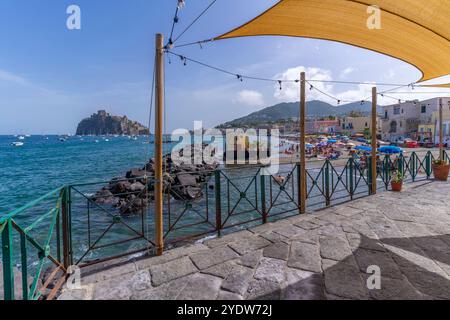 Blick auf den Strand Miramare e Castello und die aragonesische Burg im Hintergrund, Hafen von Ischia, Insel Ischia, Kampanien, Italien, Europa Stockfoto