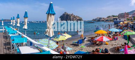 Blick auf den Strand Miramare e Castello und die aragonesische Burg im Hintergrund, Hafen von Ischia, Insel Ischia, Kampanien, Italien, Europa Stockfoto