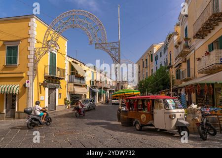 Blick auf Geschäfte und Gebäude in der Nähe der aragonesischen Burg, des Hafens von Ischia, der Insel Ischia, Kampanien, Italien, Europa Stockfoto