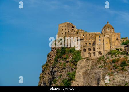 Blick auf die aragonesische Burg bei Sonnenuntergang, Hafen von Ischia, Insel Ischia, Kampanien, Italien, Europa Stockfoto