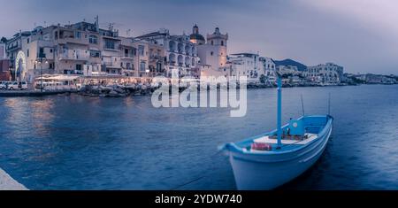 Blick auf den Duomo di Santa Maria Assunta und die Küste in der Abenddämmerung, Hafen von Ischia, Insel Ischia, Kampanien, Italien, Europa Stockfoto