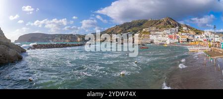 Blick auf den Strand und Sant'Angelo von Porto di Sant'Angelo, Sant'Angelo, Insel Ischia, Kampanien, Italien, Europa Stockfoto