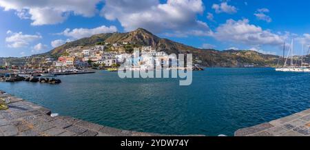 Blick auf Sant'Angelo von Porto di Sant'Angelo, Sant'Angelo, Insel Ischia, Kampanien, Italien, Europa Stockfoto