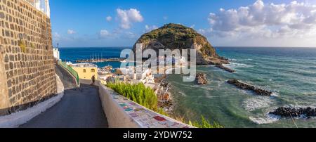 Paare, die Torre di Sant'Angelo aus erhöhter Position in Sant'Angelo, Sant'Angelo, Insel Ischia, Kampanien, Italien, sehen, Europa Stockfoto