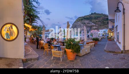 Blick auf das Restaurant in Porto di Sant'Angelo in der Abenddämmerung, Sant'Angelo, Insel Ischia, Kampanien, Italien, Europa Stockfoto