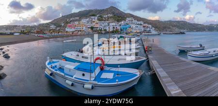 Blick auf Sant'Angelo von Porto di Sant'Angelo bei Sonnenuntergang, Sant'Angelo, Insel Ischia, Kampanien, Italien, Europa Stockfoto