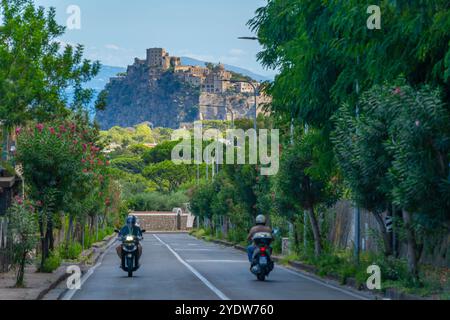 Blick auf Roller-Fahrer und Castello Aragonese d'Ischia von Porto d'Ischia (Hafen von Ischia), Insel Ischia, Kampanien, Italien, Europa Stockfoto