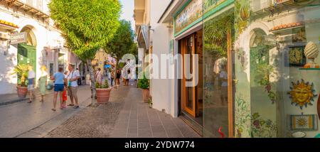 Blick auf Geschäfte in Porto d'Ischia (Hafen von Ischia), Insel Ischia, Kampanien, Italien, Europa Stockfoto