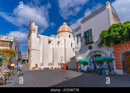 Blick auf die Kirche Chiesa di San Gaetano auf der Piazza Medaglia d'Oro, Forio, Insel Ischia, Kampanien, Italien, Europa Stockfoto