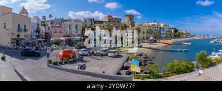 Blick auf Cafés und Bars auf der Via Marina, Forio, Insel Ischia, Kampanien, Italien, Europa Stockfoto