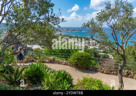 Blick auf die tropische Flora in den botanischen Gärten Giardini la Mortella und Forio im Hintergrund, Forio, Insel Ischia, Kampanien, Italien, Europa Stockfoto