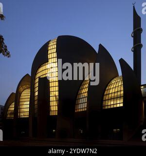 Die beleuchtete Kölner Zentralmoschee in der blauen Stunde Stockfoto